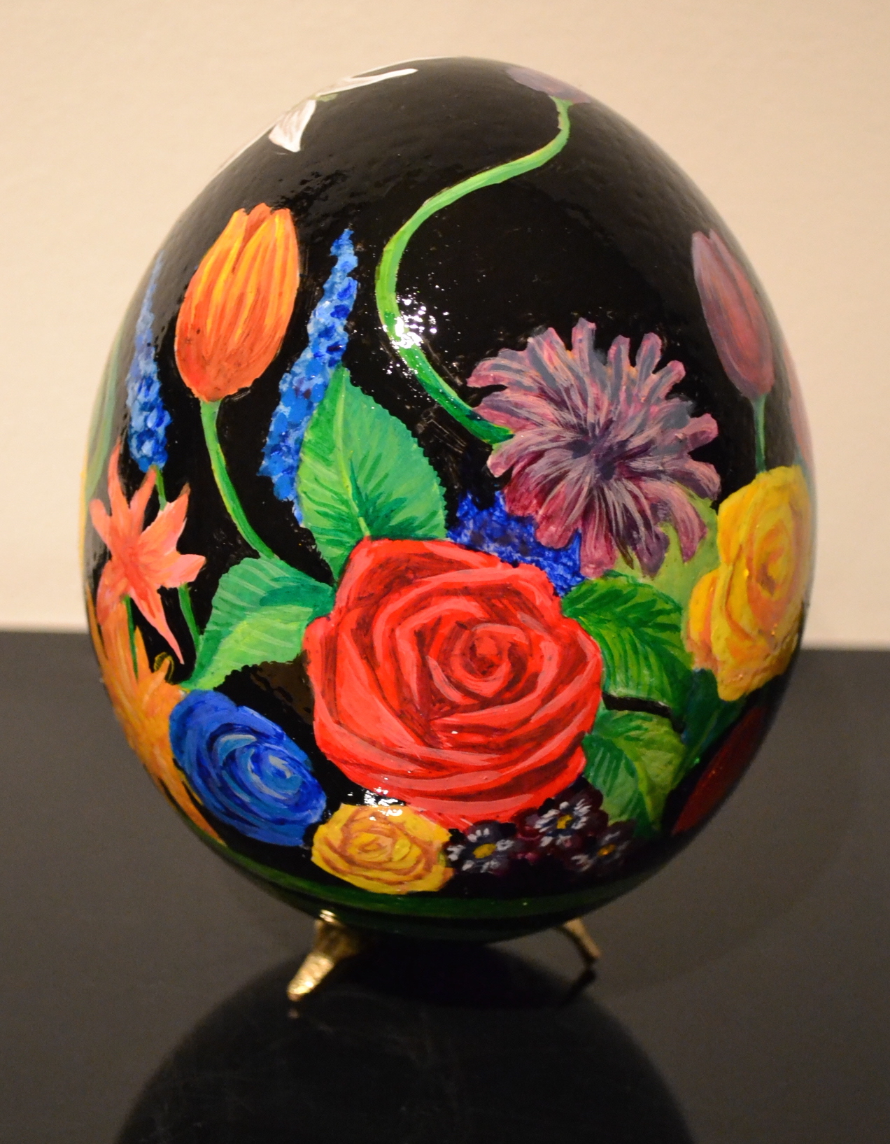 "Райска градина II", черупка от щраусово яйце, акрилни бои, финиш лак, месингова стойка, художник Диляна Колева