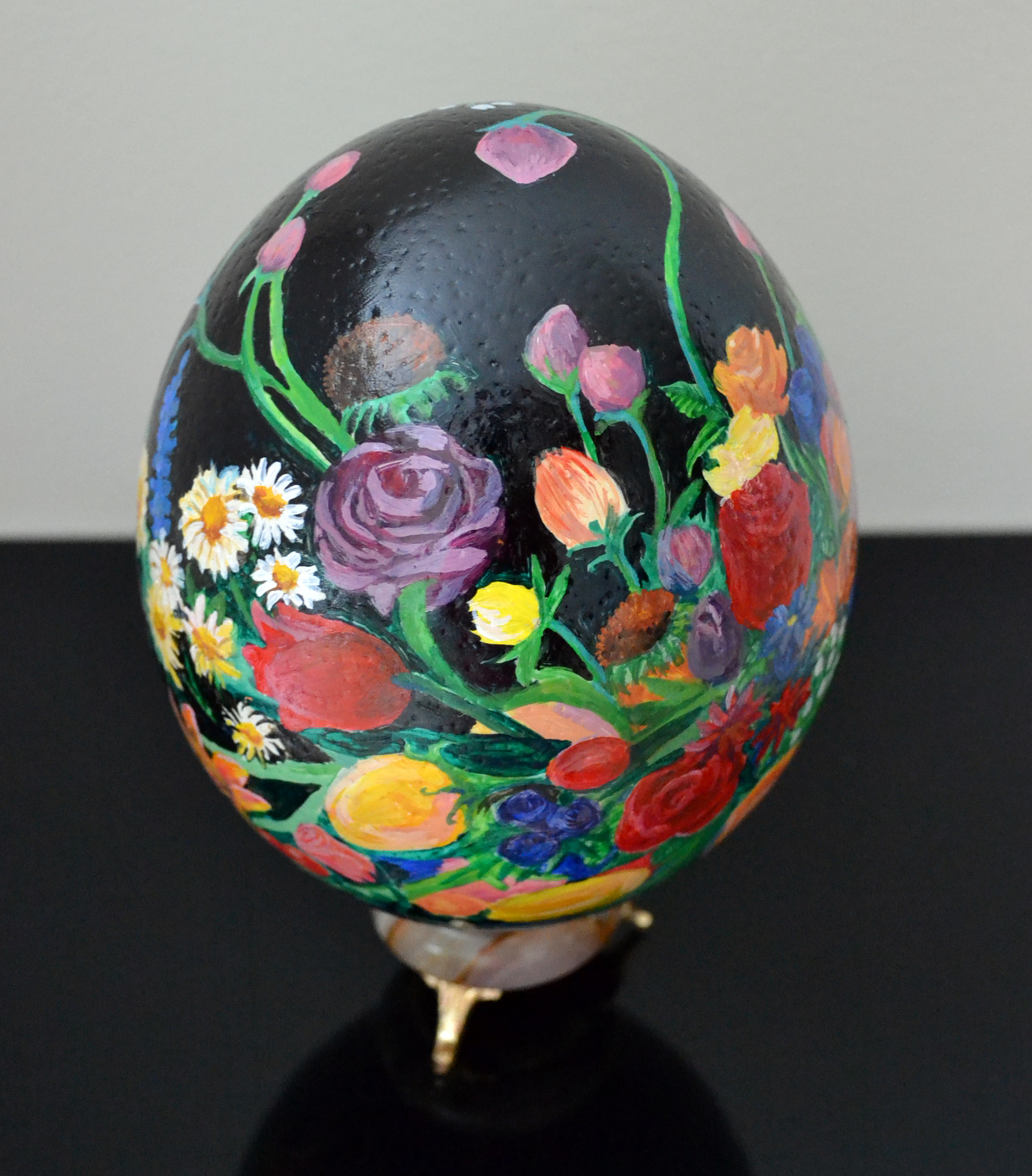 "Райската градина IV", черупка от щраусово яйце, акрилни бои, финиш лак, месингова стойка, художник Диляна Колева